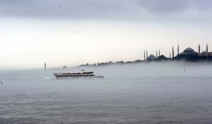 İstanbul Boğazı bugün sis nedeniyle çift taraflı olarak geçişlere kapatılırken, Çanakkale Boğazı’ndan tanker geçişinde