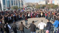 Hamsi yeme yarışmasında ise Karadenizli bir vatandaş 1 dakikada 50 hamsi yiyerek birinci oldu. Kartal Belediyesi, Doğu Karadenizliler Derneği ve Işıklar Beldesi Kültür sanat ve spor Kulübü Derneği’nin katkılarıyla “ 2’nci Hamsi Şenliği” düzenledi. Kartal Meydanı’nda düzenlenen şenliğe binlerce vatandaş katıldı. Renkli görüntülerin […]