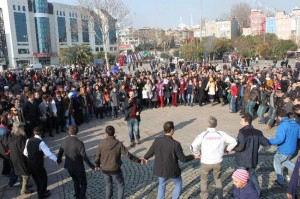 Hamsi yeme yarışmasında ise Karadenizli bir vatandaş 1 dakikada 50 hamsi