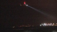 Kartal Ata Sahili’nde, Adem Karapınar (40) ve Mevlüt Şekercigil (41) isimli iki arkadaş, tekneyle denize açıldı. Dün akşam saatlerinde şiddetini arttıran rüzgar ve dalga nedeniyle kayalıklara çarpan tekne alabora oldu. Denize düşen Karapınar ve Şekercigil bir süre dalgalarla boğuştu. Şekercigil […]
