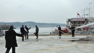 Deniz Hudut Kapısı’nın bulunduğu Ayvalık Belediye Liman İşletmelerindeki tatbikat başarıyla gerçekleştirildi. Senaryo gereği, binada bomba olduğu ihbar edilerek, içerideki kişiler kısa sürede tahliye edildi. Çevrede alınan güvenlik önlemi kapsamında, iskeleye yanaşan gemilerdeki yolcuların inmesi engellendi. Daha sonra uzman ekip, detaylı […]