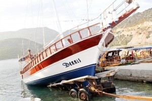 Demre’de turizm sezonunda yerli ve yabancı turistlere hizmet veren irili