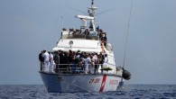 Afrika’dan Avrupa’ya kaçışta en sık kullanılan yollardan biri olan Libya ile İtalya’nın Sicilya Adası arasında kalan Lampedusa Adası açıklarında seyreden ticari bir yük gemisi dün gece zor durumdaki kaçakları taşıyan bir göçmen teknesine yardım etti. 67 göçmenin kurtarıldığı tekneden, 4 […]