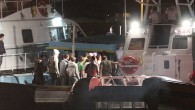 Muğla’nın Bodrum İlçesi’nde, yasa dışı yollarla yurt dışına çıkmaya çalışan 24 kacağın içinde bulunduğu çalıntı tekne, açıldıktan 30 metre sonra sığ bir noktada karaya oturdu. Yakalanan kaçaklar, polise teslim edilirken, teknenin kaçan kaptanının arandığı belirtildi. Yalıkavak Mahallesi Paşa Limanı Mevkii’nde […]