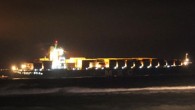 Çanakkale’ de Bozcaada açıklarında evrakı eksik olduğu için uzun süredir demirli bekletilen 88 metre uzunluğundaki 2 bin 250 grostonluk soğan yüklü “Mercy Got” isimli kargo gemisi gece yarısı başlayan lodos fırtınası nedeniyle demir tarayınca Ayazma sahili yakınlarında karaya oturdu. Gemide mahsur […]