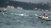 İstanbul’da sabah saatlerinde başlayan lodos, etkisini arttırarak devam ediyor. Anadolu yakasında Beykoz Yalıköy sahilinde kuvvetli lodos nedeniyle oluşan dalgalar kıyıları dövdü. Beykoz’da lodos nedeniyle kıyıya bağlı bulunan 9 metrelik gezi teknesi battı. Gökhan Akgün’e ait “Lobster” tipi 9 metrelik tekne […]