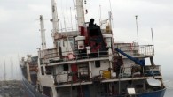 Pendik’te fırtına nedeniyle bir kuru yük gemisi karaya oturdu. Deniz kazasına maruz kalan kuruyük gemisi, şiddetli dalgalar nedeniyle sürüklenerek Pendik Burnu meviinde karaya oturdu. Olay yerine Kıyı Emniyeti Genel Müdürlüğü ekipleri sevk edildi. Geminin dalgalar nedeniyle zor anlar yaşadığı görüldü. […]
