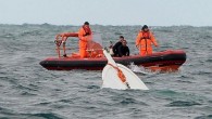 Muğla’nın Bodrum ilçesinde kaçakları taşıyan bir teknenin batması sonucu ilk belirlemelere göre 8 kişi kayboldu, 2 kişi kurtarıldı. Gümüşlük açıklarında kaçakları taşıyan bir teknenin battığı ihbarı üzerine bölgeye hareket eden Sahil Güvenlik ekipleri, Çavuş Adası’nda Suriye uyruklu 2 kişinin bulunduğunu […]