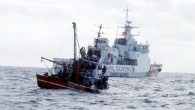 Helikopter destekli olarak gerçekleştirilen kurtarma saniye saniye Sahil Güvenlik kamerasına yansırken 98 erkek, aralarında bir hamile 12 kadın ve 21 çocuk olmak üzere toplam 131 kişi ölümden döndü. Mersin’de Sahil Güvenlik Akdeniz Bölge Komutanlığı’na açık denizde bir balıkçı teknesinin batma tehlikesi geçirdiğine […]