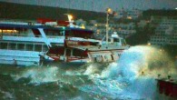 Her iki deniz aracında da maddi hasar meydana gelirken, çarpışma anında düşen bir denizci hafif yaralandı. İki saat süren kurtarma çalışmalarının ardından deniz otobüsü Mantar Burnu’ndaki Gemi Yanaşma İskelesi’ne bağlandı. Deniz otobüsünü daha güvenli olan Bodrum Limanı’na götürebilmek için çalışmaların […]