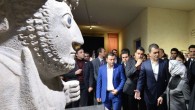 29 Aralık 2014 Pazartesi – Dünyanın en büyük müzelerinden biri olma özelliği taşıyan yeni Hatay Arkeoloji Müzesi’nin açılışında konuşan Bakan Ömer Çelik; “Bu müze aynı zamanda büyük bir havzayı meydana getiriyor. Gaziantep’teki Zeugma Müzesi ve Şanlıurfa Haleplibahçe’deki müzeyle birlikte bütün bu bölgeyi […]