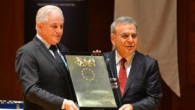19 Aralık 2014 Cuma – Yabancı belediyelerle kardeş kent ilişkileri kuran ve Avrupalı ortaklarıyla ilişkilerini geliştirmek amacıyla çok geniş yelpazeyi kapsayan faaliyetlerde bulunan belediyelere verilen Avrupa Konseyi Şeref Plaketi’nin 2014 yılındaki sahibi İzmir Büyükşehir Belediyesi oldu. Geçtiğimiz hafta düzenlenen görkemli bir törenle […]