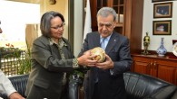 09 Aralık 2014 Salı – İzmir Büyükşehir Belediye Başkanı Aziz Kocaoğlu ve Cape Town Belediye Başkanı Patricia De Lille’nin imzaladığı işbirliği protokol, iki liman kentini özellikle çevre, yerel sağlık, organik tarım, kırsal kalkınma ve yerel yönetim hizmetleri alanlarında yakınlaştıracak. İzmir ve Cape […]