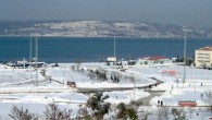 İki gündür Çanakkale’de etkili olan kar ve fırtına, günlük hayatı olumsuz etkiliyor. Adalar ve boğazdaki vapur seferleri iptal edildi. Tek sefer, Çanakkale-Eceabat arasında yapılıyor. Kar yağışı ve fırtınanın görüş mesafesini düşürdüğü boğaz da çift yönlü olarak transit gemi geçişlerine kapatıldı. […]