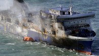 Adriyatik Denizi üzerinde 4 gün önce yanan ve 11 kişinin yaşamını yitirdiği Norman Atlantic gemisi bu sabah saatlerinden itibaren römorkörler yardımıyla Brindisi Limanı’na taşınmaya başlandı. Yetkililer konuyla ilgili yaptığı açıklamada Adriyatik Denizi’ndeki olumsuz hava koşulları nedeniyle taşıma işleminin güç bir […]