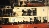 İngiltere’de yayımlanan Daily Telegraph gazetesinin haberine göre, son anda gemiyi otomatik pilota geçirip mültecilerin arasına karıştığını itiraf eden Rani, tutuklandığı İtalya’da polise, bütün sığınmacılarla birlikte gemiye Mersin limanında bindiklerini, kalkmadan önce hiç bir aşamada Türk makamları tarafından hiç bir şekilde denetlenmediklerini söyledi. […]