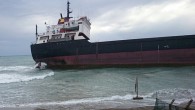 İsveç bayraklı kuruyük gemisi M/V Marina, Kıbrıs’ta Mağusa Bölgesi’nde karaya oturdu. Kötü hava şartlarından dolayı karaya oturan geminin içindeki 6 mürettebat için kurtarma çalışmaları devam ediyor. 2756 grosstonluk gemide herhangi bir yük bulunmazken, 60 ton fuel oil-50 ton dizel oil […]