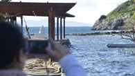 Yılın bu zamanlarında birkaç kez yaşanan olay, deniz suyunun çekilmesiyle, milattan önce 4. yüzyılın ortalarında yapılan ve Mydos (Tavşan) Adası’na kadar uzanan şehir surları, su seviyesinin üzerine çıkıyor. Halk arasında “Kral Yolu” olarak bilinen ve adayla Gümüşlük Mahallesi’ni birbirine bağlayan […]