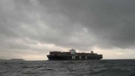 İzmit’ten Yunanistan’ın Pire Limanı’na giden Liberya bayraklı, 143 bin 521 groston ağırlığında ve 366 metre uzunluğundaki ’MSC Rapallo’ adlı konteyner gemisi, Çanakkale Boğazı’ndan geçti. Marmara’dan boğaza sabah erken saatlerinde giriş yapan dev gemi, saat 09.00 sıralarında boğazın en dar yeri Nara Burnu’nu geçerek Çanakkale […]