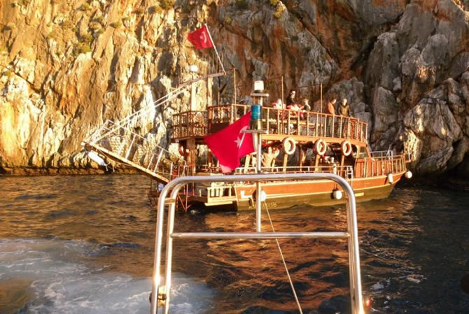 Alanya’da  içinde 9 kişinin bulunduğu gezi teknesi motoru arızalanınca kayalıklara