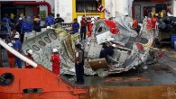 Malezya’ya gitmek üzereyken Java Denizi’ne çakılan AirAsia uçağının karakutusu ve gövde kısmı dün yerinin tespit edilmesinin ardından bugün çıkartıldı. SIR DÜŞÜŞÜ AYDINLATACAK Çok zorlu çalışmalar sonucu yüzeye çıkartılan karakutunun 30 -32 metre derinlikte, okyanus tabanından olduğu belirtildi. Uçağın sır gibi […]