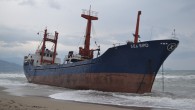 Mersin’in Anamur ilçesi açıklarında demirli kuru yük gemisi, fırtınanın etkisiyle sürüklenerek karaya oturdu. Yalıevleri Mahallesi açıklarında demirli Bolivya bandıralı “Sea Bird” adlı kuru yük gemisi, fırtına nedeniyle sürüklendi. Gemi, dalgaların da etkisiyle Cerenler mevkisi sahilinde karaya oturdu.  Yalıevleri Mahallesi Cerenler […]