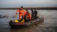 Samsun’un Bafra İlçesi Sarıköy mevkii Gıcı Gölü’ne avlanmak için geçen Pazar sabahı çıkan 7 kişinin bulunduğu 6 metre uzunluğundaki balıkçı teknesi, fırtına nedeniyle alabora oldu. Suya düşen ve gölde kaybolanlardan 30 yaşındaki Dursun Namlı, 30 yaşındaki Niyazi Türkmen, 37 yaşındaki Muharrem Türkmen, 38 […]