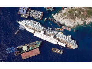 İtalya’nın Giglio Adası açığında 2012 yılında karaya oturan ve 32 kişiye mezar