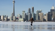 Dünyanın en büyük gölleri arasında yer alan Ontario Gölü’nün donması, bir Kuzey Amerika klasiği haline gelen donmuş gölde buz hokeyi hayranlarını sevindirdi.  Kanada’nın Toronto, Hamilton kentlerinden başlayıp, New York eyalet sahillerine kadar uzanan Ontario Gölü’nün koy ve kıyı şeritleri, kışın ilk soğukları ile buz tuttu. […]