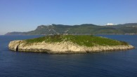 Adanın sahipleri Gülter Ünal ile damadı Barış Tansever, doğal güzellikleri bünyesinde barındıran ve rüzgar potansiyeliyle cazibe oluşturan adaya alıcı beklerken, bir yandan da turizm yatırımı için imar almaya çalışıyor. Bozcaada’nın en büyük bağcılarından ve tanınmış ailelerinden olan Latif Aral, 1942 […]