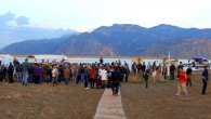 Ancak yazın günde onbinlerce turistin ziyaret ettiği İztuzu’nda duş, tuvalet ve günlük intiyaçların nasıl karşılanacağı sorusu turizmcileri düşündürmeye başladı. Plajı önceden işleten Ortaca Belediyesi Başkanı CHP’li Hasan Karaçelik de yerel yönetimle işbirliği çağrısı yaptı. Ankara’da Çevre ve Şehircilik Bakanı İdris […]