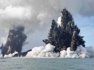 Yeni Zelanda’nın 2 bin kilometre açıklarındaki Tongan yanardağında geçen aydan