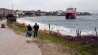 Marmara Denizi’nde etkili olan kuvvetli lodos nedeniyle Erdek ilçesinde “Güneş” adlı ro-ro gemisi karaya oturdu. Alınan bilgiye göre, fırtına dolayısıyla Büyük Bakraç Koyu’nda bir geminin karaya oturduğunu gören vatandaşlar, Sahil Güvenlik Komutanlığı ekiplerine haber verdi. Geminin kaptanıyla iletişime geçen ekiplerden […]