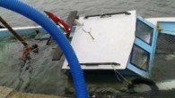 Marmara’da etkili olan şiddetli lodos Bozcaada’da bir balıkçı teknesi batırdı. Ferdi Güneş’e ait olan Ömür F. isimli teknenin bu sabah saatlerinde battığı daha sonra ise diğer balıkçıların yardımı ile sudan çıkarıldığı öğrenildi. İZLE       Kaynak: Çanakkale Demokrat