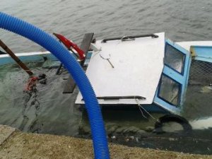 Marmara’da etkili olan şiddetli lodos Bozcaada’da bir balıkçı teknesi batırdı.