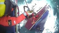 İrlandalı balıkçı teknesinin 5 mürettebatı büyük çabalar sayesinde kurtulurken. Kurtarme ekipleri zaman zaman zor anlar yaşadı. Tekne tam sulara gömülmek üzereyken çekilen bu görüntüler denizciler için çok dramatik anları gözler önüne seriyor.3 mürettebat su soğukluğundan hafif hipotermi geçirirken. Mürettebatın tamamı […]