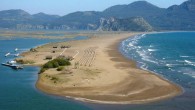 05 Ocak 2015 Pazartesi – turizmhaberleri.com/haber merkezi Caretta carettaların önemli bir yumurtalama alanı olan İztuzu sahilinde yaşananlar ve eylemler bir haftadır Türkiye gündemde… İztuzu plajındaki tesisin ihaleyle İngiliz ortaklı bir şirkete verilmesine tepki gösteren yöre halkı sahilde yağmur soğuk demeden eylem yaparken […]