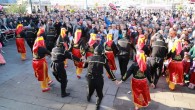 12 Ocak 2015 Pazartesi – Bodrum Barış (İskele) Meydanı’nda düzenlenen 1. Bodrum Hamsi Festivaline vatandaşlar yoğun ilgi gösterdi. Gün içerisinde 10 bine yakın kişi etkinliğe katılırken etkinlik kapsamında yaklaşık 3 ton hamsi de alanda pişirilerek vatandaşlara ücretsiz olarak dağıtıldı. Sabah saatlerinde konserler […]