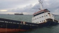 Tuzla açıklarında demirli bulunan kuru yük gemisi, lodosun etkisiyle kayalıklara çarparak karaya oturdu. Alınan bilgiye göre, Tuzla açıklarında demirli Gülfem Kalkavan isimli kuru yük gemisi, İstanbul’da etkili olan lodosa dayanamadı. Demir tarayan gemi dün akşam saatlerinde Tuzla Tersaneler mevkisinde kayalıklara […]