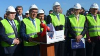 Bakan Lütfi Elvan, kendisini taşıyan helikopterle havalimanı dolgu ve terminal inşaatı üzerinde incelemelerde bulunduktan sonra pistin tamamlanan bölümüne ilk inişi gerçekleştirdi. Bakan Elvan’ı Ordu Valisi İrfan Balkanlıoğlu ve diğer yetkililer karşıladı. Karşılamanın ardından alanda bekleyen araca binerek dolgu sahası ve […]