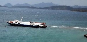 Sol tarafında maddi hasar meydana gelen deniz otobüsünü kurtarmak için