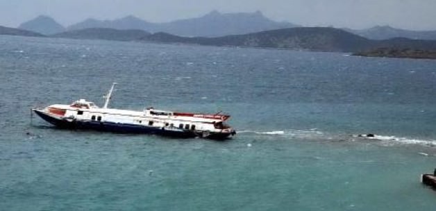Sol tarafında maddi hasar meydana gelen deniz otobüsünü kurtarmak için