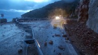 Akşam saatlerinde kıyıya vuran dalgalar, yolun bazı bölümlerini çökertti. Yolda 4- 5 metrelik çukurlar oluştu. Dev dalgalar yolun deniz tarafındaki bariyerleri parçaladı. Karayolu dalgaların getirdiği kayalarla doldu. Yol trafiğe kapatılırken, Muğla, Aydın ve İzmir’e sebze ve meyve götüren kamyonlar yolda […]