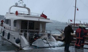 Beşiktaş Arnavutköy sahilinde iskeleye bağlı bulunan lüks yatta sabah saat 07.30