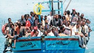 İtalyan donanmasının Mare Nostrum operasyonları 2014 sonunda noktalanmış, onun yerine Avrupa Birliği’nin projesi uygulamaya konmuştu. Ancak yeni operasyonda gerek ekipman yetersizliği, gerekse taranan bölgenin sınırlı olması Akdeniz’de yaşanan trajedilerin önüne geçemedi. Lampedusa Belediye Başkanı Giusi Nicolini, Brüksel’in sorunun ciddiyetinin farkında […]
