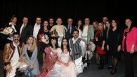 28 Mart 2015 Cumartesi – MOİ Sahne tarafından projelendirilen ve her yıl geleneksel olarak devam etmesi planlanan etkinlik ile usta oyuncuya ödülü öğrencisi, sanatçı Ayça Bingöl tarafından verildi. Dünya Tiyatro Günü kutlamaları kapsamında Mall of İstanbul içinde yer alan MOİ Sahne de […]