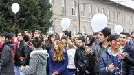 O yıllarda İzmit’in dışında lise olmadığından, sahil şeridindeki yerleşim birimlerindeki gençler, vapurla İzmit’teki sanat okuluna ve liseye gidiyorlardı. 1 Mart 1958 günü, öğrencilerle dolu Üsküdar Vapuru, şiddetli fırtına dolayısıyla ikiye bölündü. Savaş gemileriyle bir denizaltı yardıma giderken, askerler denizden ceset topladı. […]