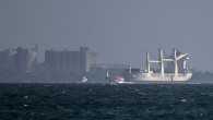 Başsavcılıktan yapılan açıklamada, Küba’ya gitmekte olan geminin hafta sonu boyunca Cartagena Limanı’nda tutulduğu belirtildi. Gemide 100 ton barut, 2 milyon fünye ve 3 bin top mermisinin bulunduğu kaydedildi. Kolombiya Başsavcılığı Direktörü Luiz Gonzalez, “Gemi kayıtlarında gösterilen mallarla aramalar sırasında bulduğumuz […]