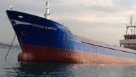 Çanakkale Boğazı’nın Gelibolu girişinde sahil güvenlik botu içinde mülteci olduğu belirtilen kuru yük gemisini durdurmak istedi. Gemi komutlara uymayıp yola devam edince, Sahil Güvenlik Botu uyarı ateşi açtı, gemi yoluna devam edince Çanakkale Boğazı’nda gemi trafiği çift yönlü durduruldu. Kovalamacanın […]
