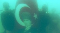 Mersin Üniversitesi (MEÜ) Denizcilik Meslek Yüksekokulu öğretim görevlileri ve öğrencileri Çanakkale Deniz Zaferi 100’üncü yılı ve Şehitler Günü anısına yaptıkları dalışta Akdeniz’in mavi sularının altında üzerinde Atatürk fotoğrafı bulunan Türk bayrağı posteri açtı. MEÜ Denizcilik Meslek Yüksekokulu tarafından ‘Çanakkale Geçilmez’ sözüyle […]